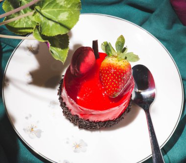 Çilekli ve kremalı kek. Tahta masada ev yapımı yaz tatlısı.