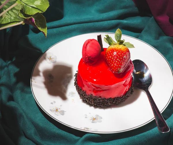 Çilekli Kremalı Kek Tahta Masada Yapımı Yaz Tatlısı — Stok fotoğraf