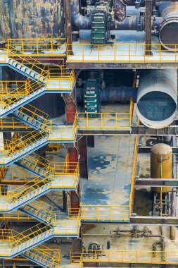 Demir ve Çelik Endüstri Parkında terk edilmiş çelik fırınlar yeniden birleştirilir ve çelik parklara yerleştirilir.