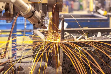 Kaynak işlemi sırasında parlaklığı ile temas kaynak makinesinin yakın görünümü.