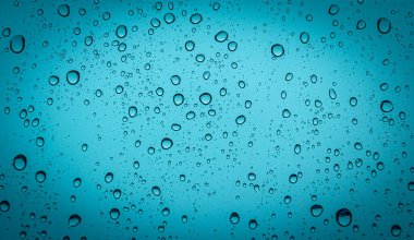 Camdaki su damlacıkları. Renkli duvar Su damlaları.