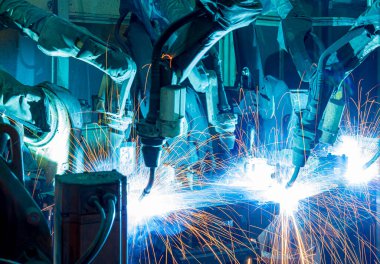 Robot kaynaklama otomotiv fabrikasında kaynak yapıyor.