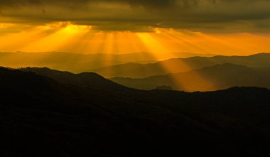 Dağlarda güzel bir gün batımı. Güneşli renkli bir manzara