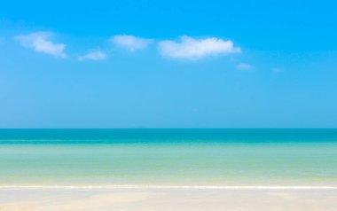 Güneşli bir günde kumsalda temiz dalgalı okyanus suyuyla Tayland ve deniz kıyısında güzel bir deniz manzarası