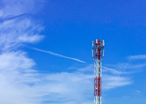 Telecommunication Tower Beautiful Sky Cloud Background — Stockfoto