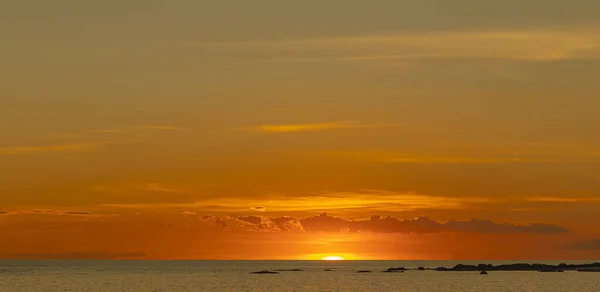Dramatischer Abendhimmel Mit Wolken Dramatischer Sonnenuntergang Über Dem Meer — Stockfoto