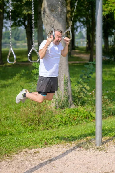 Senior Man Working Out Exercise Rings Park Outdoors Sporting Facility — Stock Photo, Image