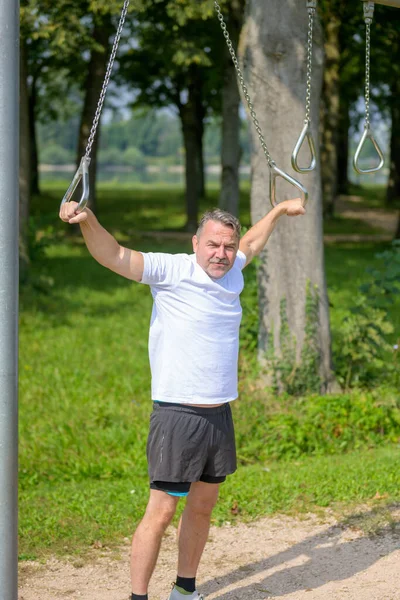 Senior Man Using Rings Work Out Outdoor Sports Facility Lush — Stock Photo, Image