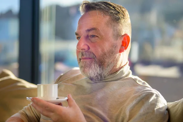 Homem Barbudo Sênior Sentado Sonhando Acordado Relembrando Uma Xícara Café — Fotografia de Stock