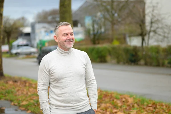 Ontspannen Senior Man Een Coltrui Staat Een Straat Met Handen — Stockfoto