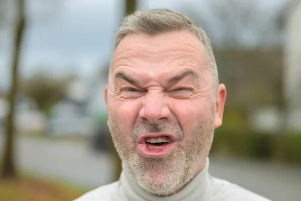 Sakallı Yaşlı Bir Adam Komik Bir Yüz Ifadesi Takınıyor Kameraya — Stok fotoğraf