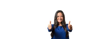 Neşeli, başarılı genç bir kadın telif hakkı ile beyaz bir gülümseme ile çifte başparmak kaldırıyor.