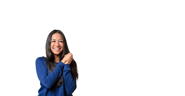 Счастливая Молодая Женщина Красивой Улыбкой Сжатыми Руками Позирует Белом Фоне — стоковое фото