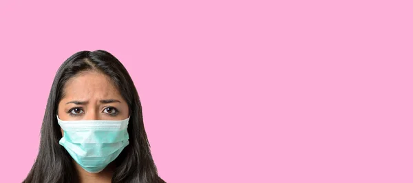 拍照时 一个皱眉的女人带着绿色的医疗保护膜 在大流行病期间带着焦虑不安地看着相机 以对抗科维德病毒 — 图库照片