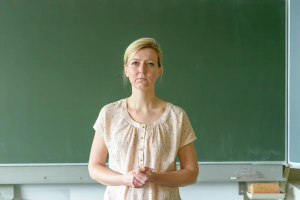 Tankeväckande Lärare Rynkar Pannan Koncentration Med Ledsna Ögon Framför Svarta — Stockfoto