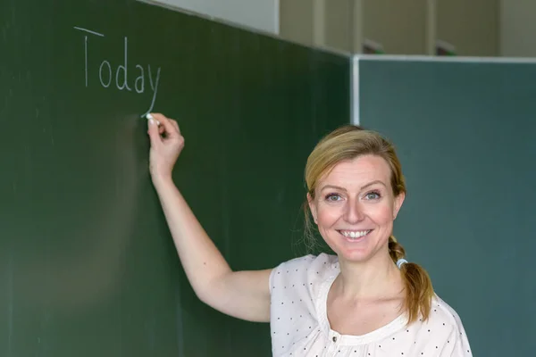 Portret Nauczycielki Klasie Piszącej Tablicy Lekcja Dzisiaj Patrzącej Kamerę Przyjazną — Zdjęcie stockowe