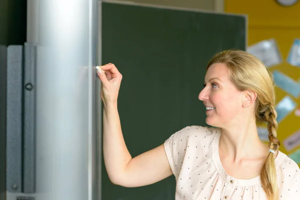 Motivierte Glückliche Lehrerin Die Mit Einem Lächeln Auf Die Tafel — Stockfoto