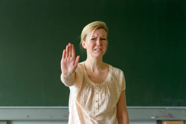 Злая Расстроенная Учительница Стоящая Классе Против Чистой Зеленой Доски Делая — стоковое фото