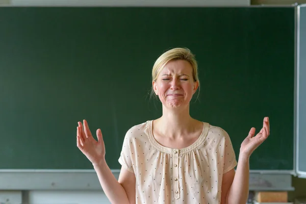 Wütend Frustrierte Lehrerin Mit Erhobenen Händen Vor Einer Tafel Einem — Stockfoto