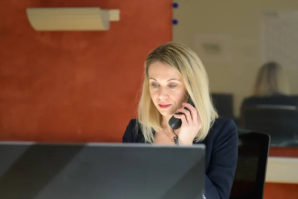 Retrato Mulher Negócios Roupas Formais Trabalhando Computador Desktop Enquanto Uma — Fotografia de Stock