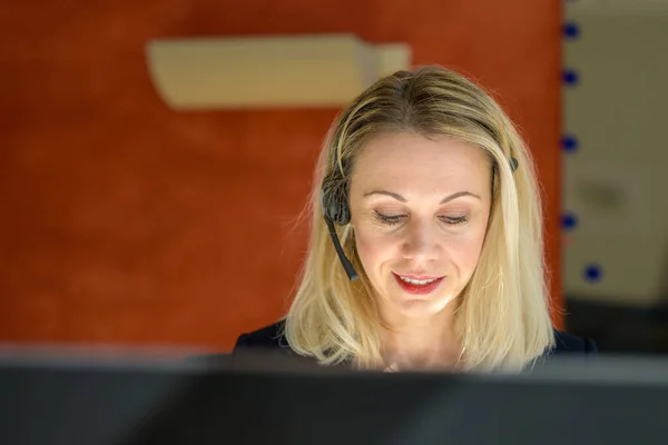 Mulher Negócios Sorrindo Usando Fone Ouvido Trabalhando Computador Olhando Para — Fotografia de Stock