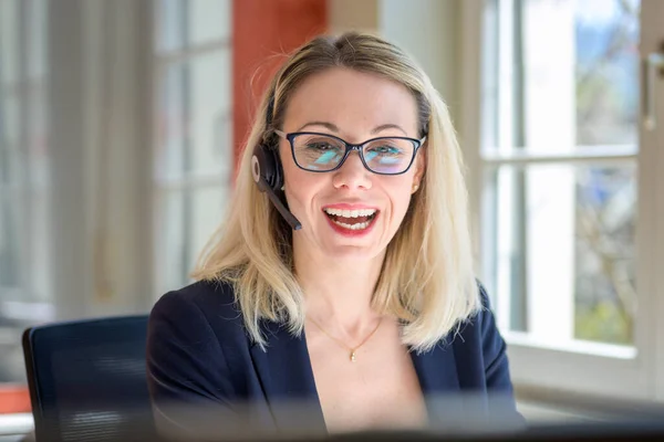 Feliz Mulher Negócios Sorrindo Usando Óculos Fone Ouvido Sentado Escritório — Fotografia de Stock