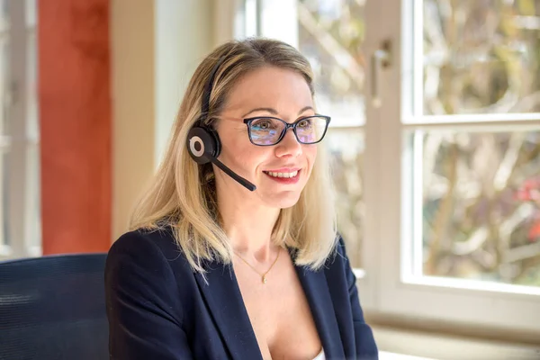Mulher Negócios Sorridente Vestindo Roupas Formais Óculos Trabalhando Enquanto Conversa — Fotografia de Stock
