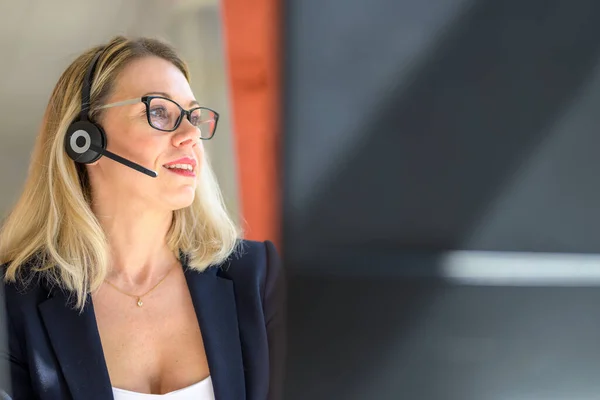 Mulher Negócios Sorridente Vestindo Roupas Formais Óculos Trabalhando Com Fone — Fotografia de Stock