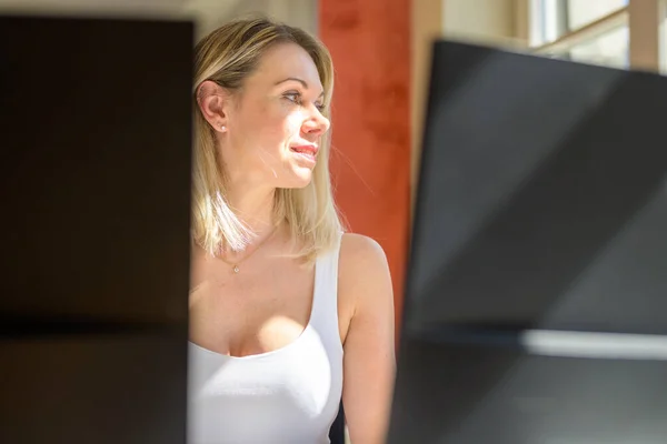 Empresária Loira Atraente Sentada Olhando Através Uma Janela Com Sorriso — Fotografia de Stock