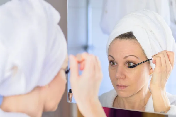 Mujer Con Pelo Atado Una Toalla Aplicando Rímel Espejo Del — Foto de Stock