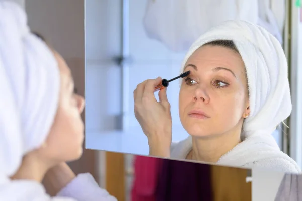 Hermosa Mujer Albornoz Toalla Envuelta Cabello Húmedo Aplicando Rímel Los — Foto de Stock