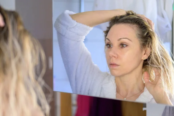 Mulher Loira Sênior Com Cabelo Aberto Olhando Para Espelho Enquanto — Fotografia de Stock