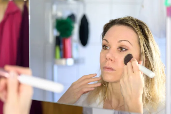 Mulher Adulta Olhando Para Espelho Aplicando Iluminador Contorno Rosto Depois — Fotografia de Stock