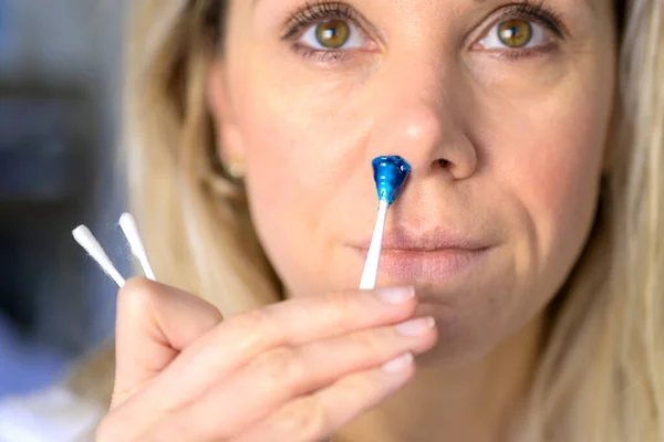 Retrato Mujer Adulta Limpiando Nariz Con Cera Método Depilación Usando — Foto de Stock