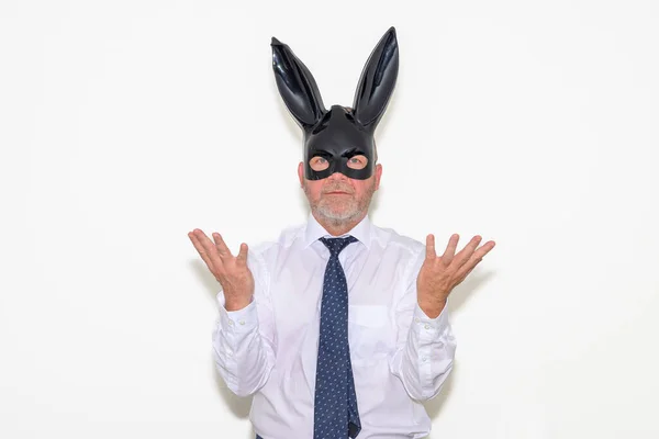 Paskalya Konseptinde Tavşan Maskesi Takan Bir Adamı Kameraya Bakarken Elleriyle — Stok fotoğraf