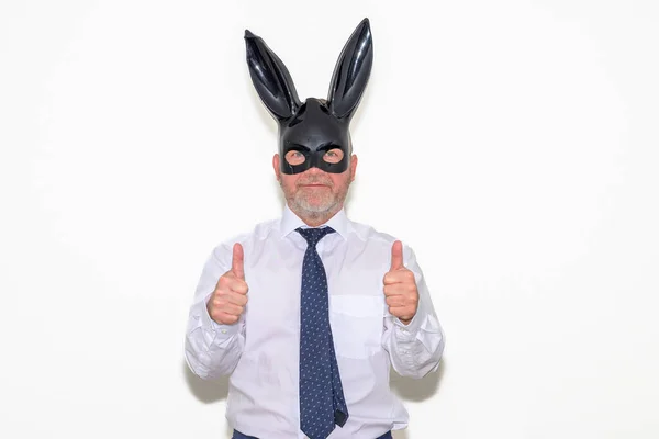 Tavşan Maskesi Takan Bir Adamı Kameraya Gülümserken Iki Eliyle Baş — Stok fotoğraf