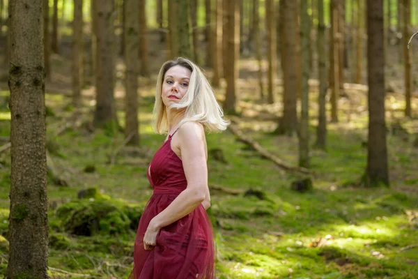 Good Looking Blond Woman Wearing Elegant Magenta Dress Turning Trees — Stockfoto