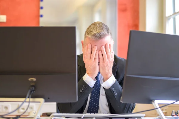 Stres Přepracovaný Obchodník Rukama Před Očima Sedí Počítače Kanceláři — Stock fotografie