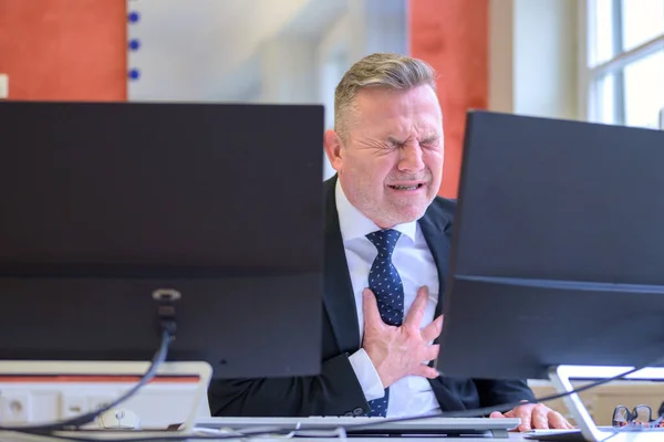 Geschäftsmann Klammert Sich Büro Qualvoll Die Brust Als Einen Herzinfarkt — Stockfoto