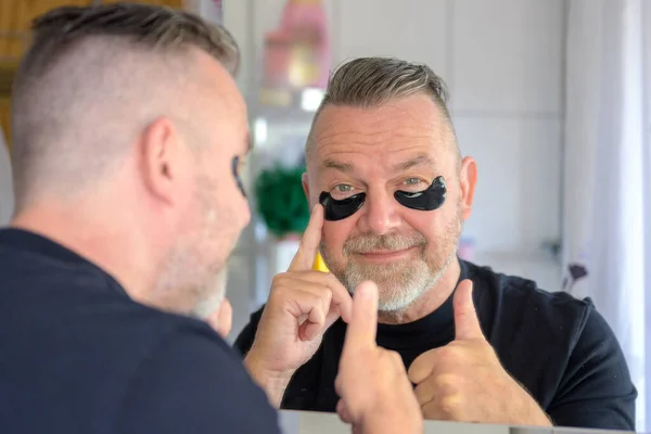 Homem Sorrindo Apontando Para Manchas Hidratação Ocular Dando Polegar Para — Fotografia de Stock