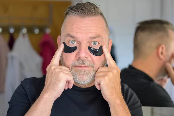 Homem Usando Adesivos Gel Para Hidratar Pele Sob Olhos Conceito — Fotografia de Stock