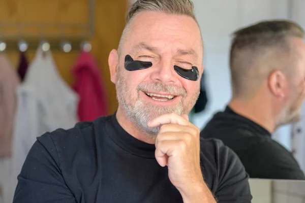 Homem Vivo Sorrindo Usando Manchas Gel Hidratante Pele Sob Olhos — Fotografia de Stock