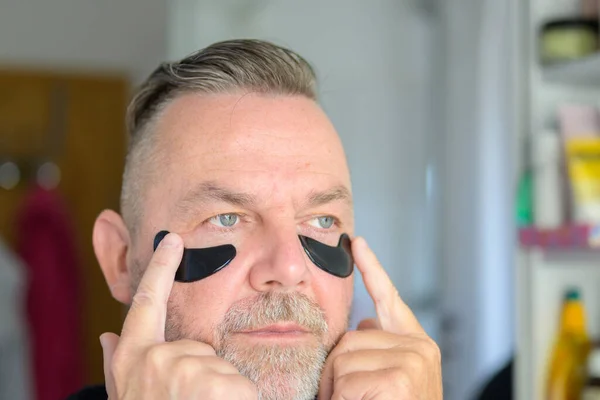 Homem Meia Idade Aplicando Adesivos Hidratação Gel Ocular Com Pontas — Fotografia de Stock