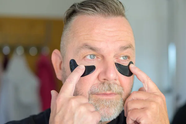Homem Meia Idade Aplicando Adesivos Hidratação Gel Ocular Com Pontas — Fotografia de Stock