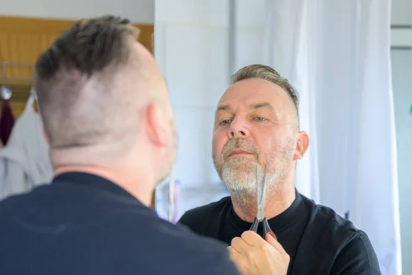 Mann Schneidet Sich Seinen Bart Mit Einer Schere Über Die — Stockfoto