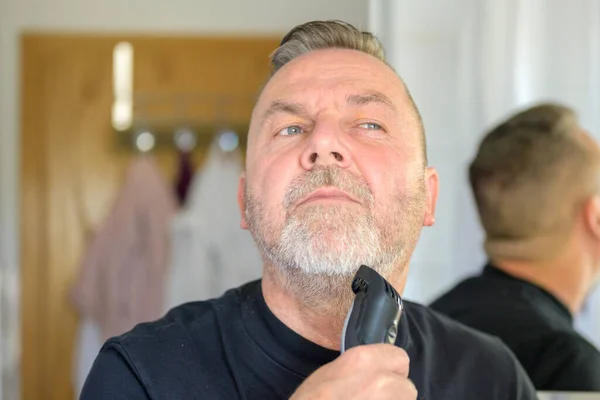 Homem Sênior Usando Trimmer Elecrric Para Aparar Sua Barba Espelho — Fotografia de Stock