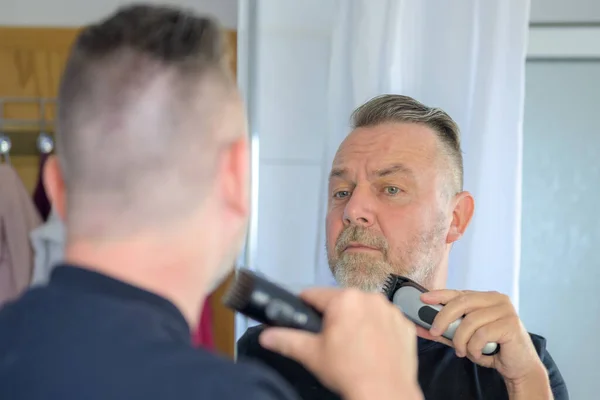 Homem Meia Idade Aparando Sua Barba Espelho Uma Vista Sobre — Fotografia de Stock