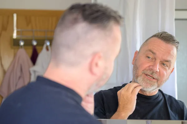 Homem Verificando Sua Barba Bem Aparada Espelho Correndo Dedos Sobre — Fotografia de Stock