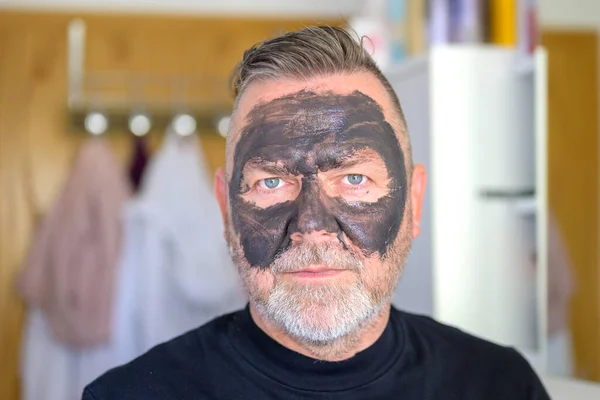 Cilt Bakımı Konsepti Için Yüz Maskesi Kullanan Yaşlı Sakallı Bir — Stok fotoğraf