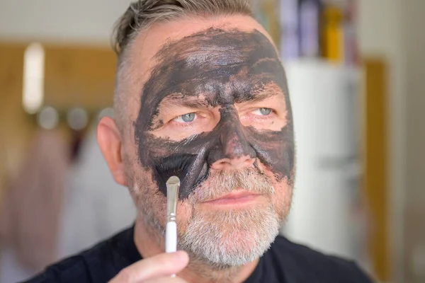 Homem Sênior Aplicando Uma Máscara Facial Conceito Cuidados Com Pele — Fotografia de Stock